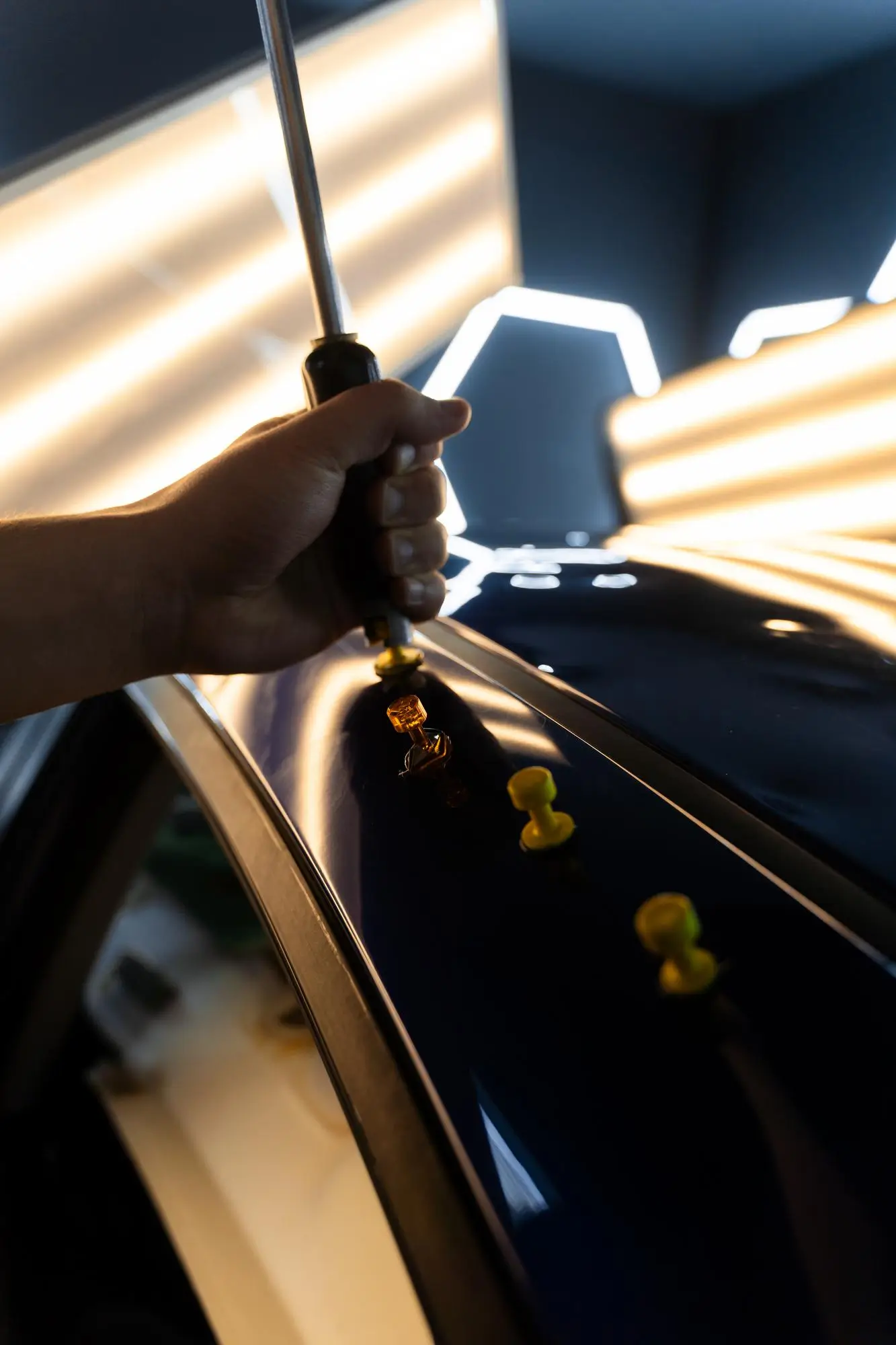 Técnico realizando serviço de Martelinho de Ouro na Lisboa Car Service