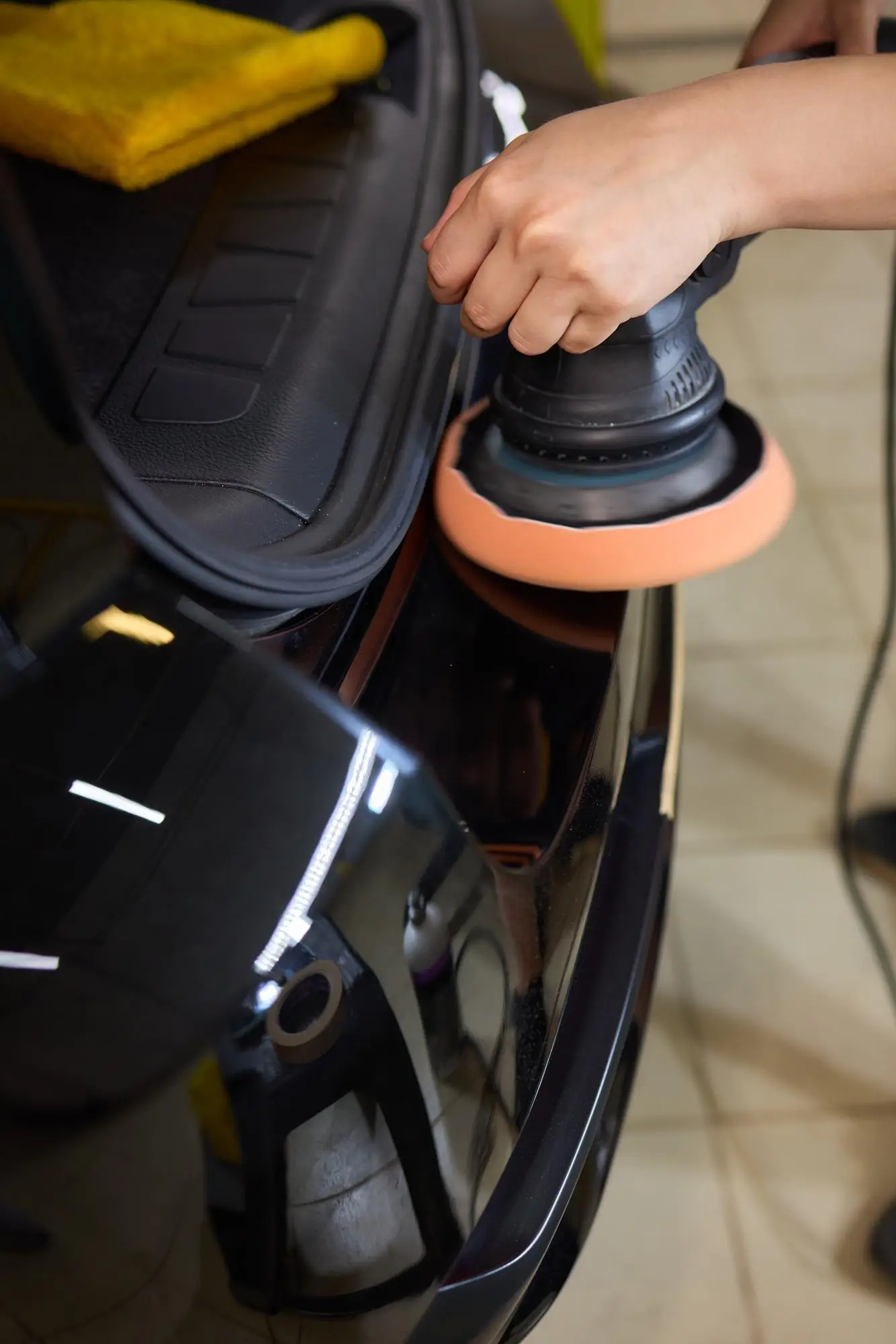 Técnico realizando reparação de para-choque na Lisboa Car Service