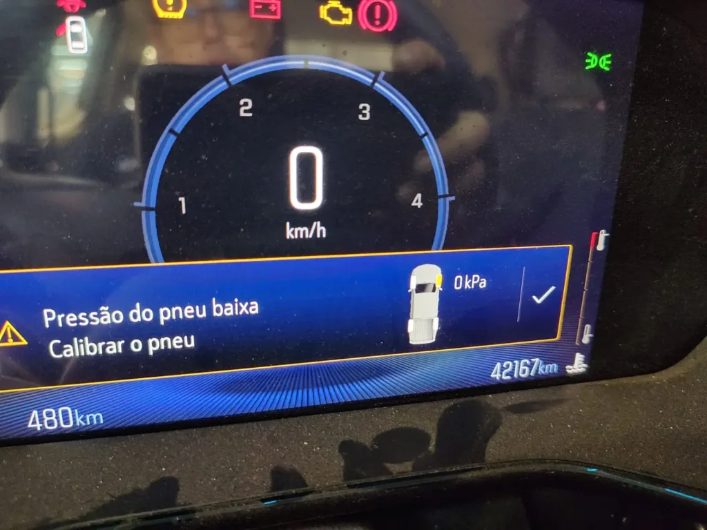 Painel da Chevrolet S10 2025 com 42.167 km — luzes de bateria e check engine acesas — diagnóstico elétrico na Lisboa Car Center Porto Alegre