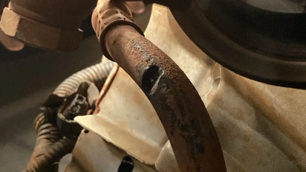 Detalhe da mangueira de alta pressão do Fiorino 2024 com furo e oxidação — substituída na Lisboa Car Center em Porto Alegre