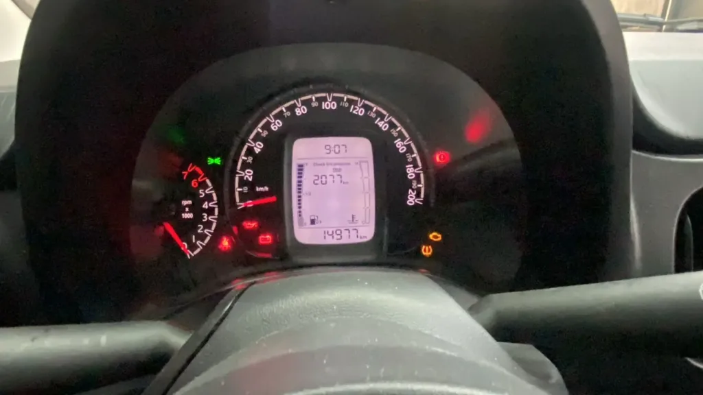 Painel do Fiat Mobi Like 2023 com 14.977 km — diagnóstico de marcha presa na Lisboa Car Center Porto Alegre