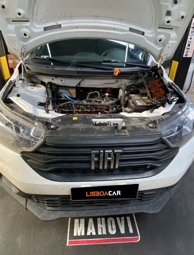 Fiat Strada Volcano 2024 branca com capô aberto na Lisboa Car Center em Porto Alegre — abertura de motor por corrente de distribuição saída do ponto