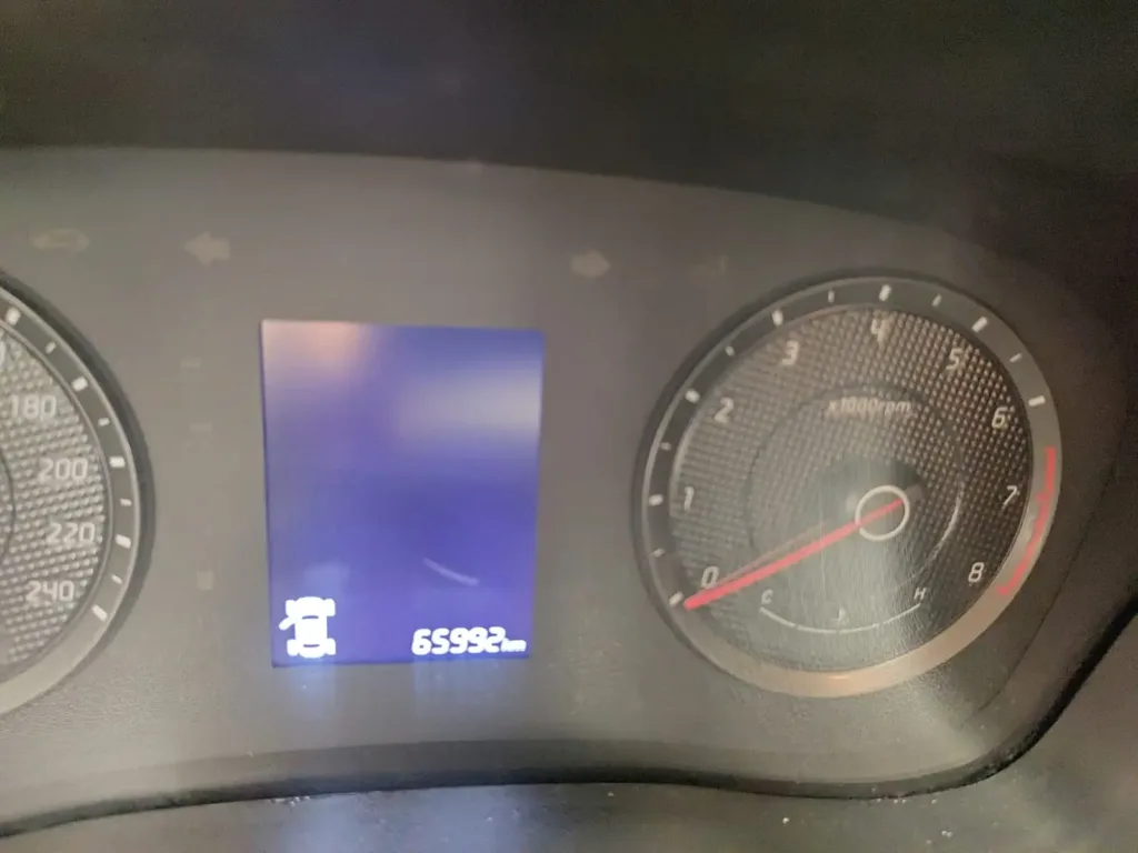 Painel do Hyundai HB20 2024 com 65.992 km — diagnóstico de ar condicionado não gelando na Lisboa Car Center Porto Alegre