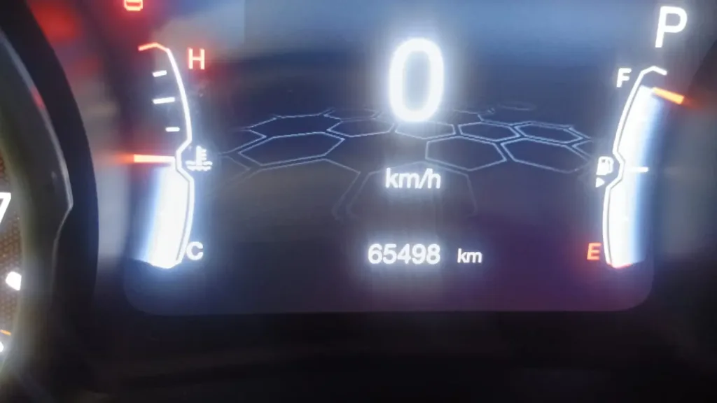 Painel digital do Jeep Compass 2020 com 65.498 km — diagnóstico de ar condicionado na Lisboa Car Center Porto Alegre