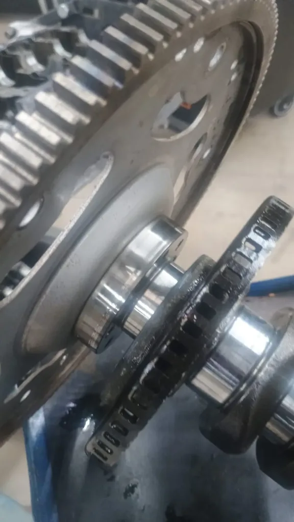 Encosto axial do virabrequim do Jeep Renegade T270 2022 com desgaste severo — ranhuras de lubrificação comprometidas — abertura de motor na Lisboa Car Center Porto Alegre
