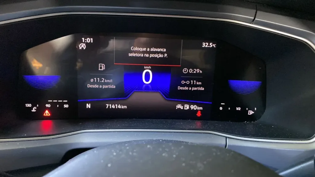 Painel digital do VW T-Cross 200 TSI cinza com 71.414 km e luz de advertência vermelha ativa — bateria não carregando — Lisboa Car Center Porto Alegre