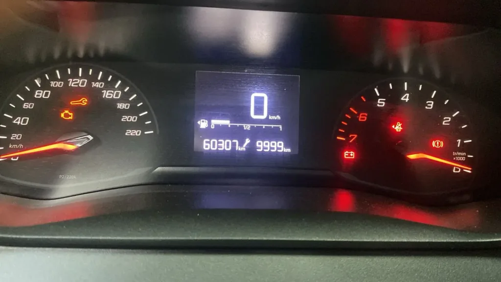 Painel do Peugeot 208 Like 2024 com 60.307 km — embreagem dura e barulho nas trocas de marcha — diagnóstico na Lisboa Car Center Porto Alegre