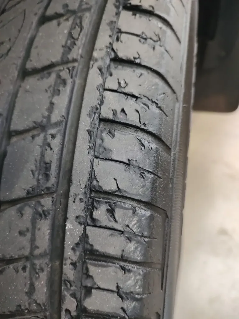 Troca de pneus carecas 265/60 R18 S10 2024 em Porto Alegre — Lisboa Car Center