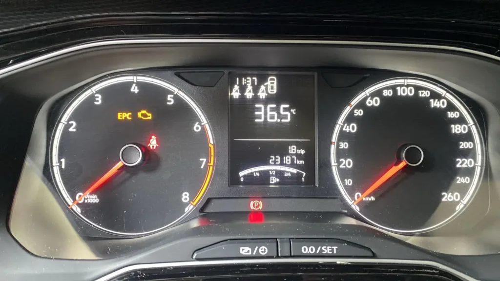Painel do VW Polo Track 2025 com 23.187 km — luz EPC e check engine acesas — diagnóstico com Autel MaxiSYS na Lisboa Car Center Porto Alegre