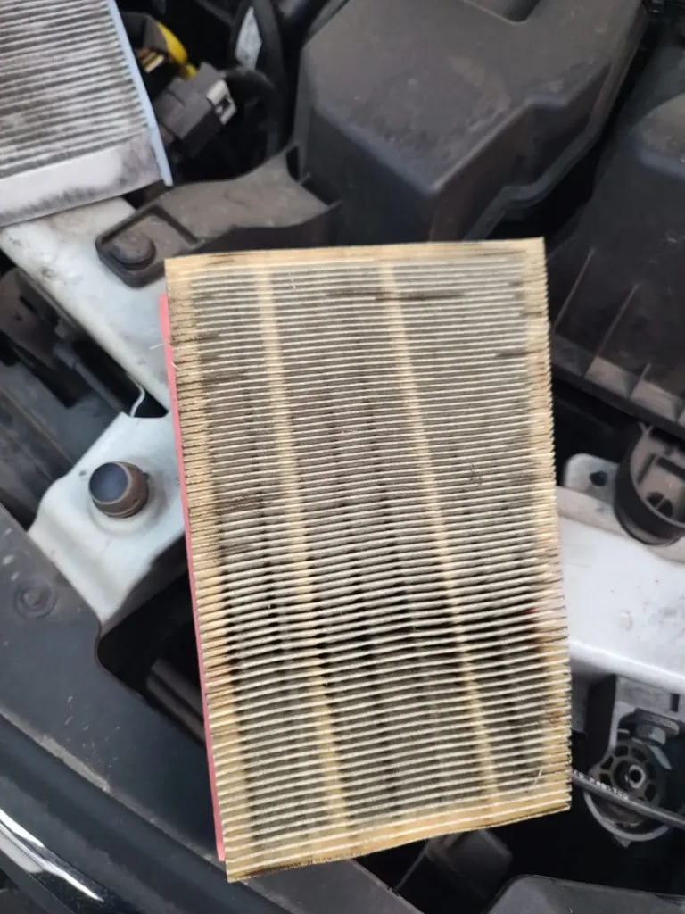 Filtro de ar do motor do Onix 2025 saturado de poeira removido na revisão na Lisboa Car Center