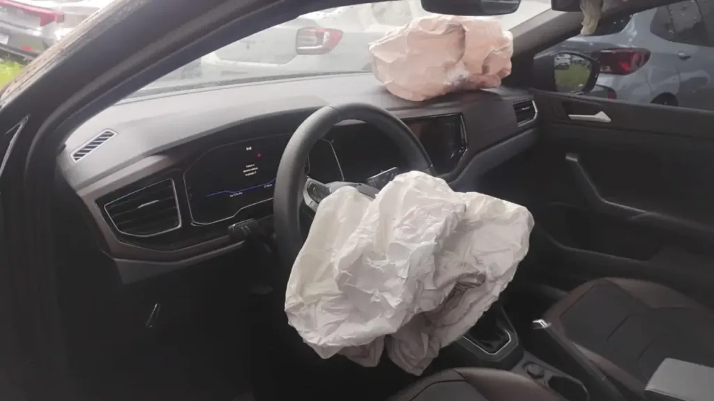 Interior do VW Virtus Highline 2025 com air bag do motorista e air bag do passageiro disparados após colisão frontal — antes da troca do conjunto completo de air bags na Lisboa Car Service Porto Alegre