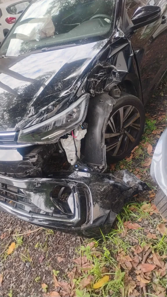 Para-lama dianteiro esquerdo do VW Virtus Highline 2025 completamente destruído por colisão — registrado antes da substituição na Lisboa Car Service Porto Alegre