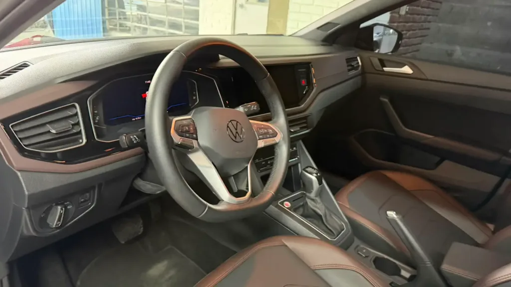Interior do VW Virtus Highline 2025 com air bag do motorista e air bag do passageiro após a troca do conjunto completo de air bags na Lisboa Car Service Porto Alegre