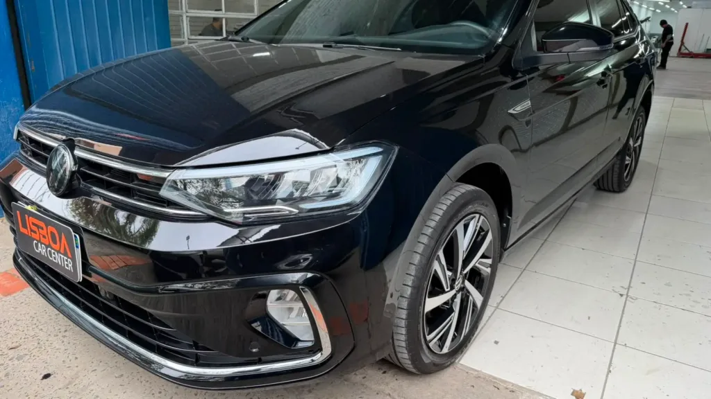 VW Virtus Highline 2025 preto recuperado — farol Full LED esquerdo novo e para-choque dianteiro novo após reparo na Lisboa Car Service Porto Alegre
