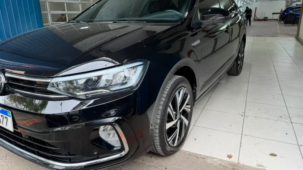 Detalhe do farol esquerdo Full LED novo do VW Virtus Highline 2025 após reparo de colisão frontal na Lisboa Car Service Porto Alegre