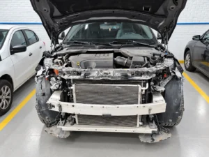Range Rover Evoque 2020 Após Colisão com Moto: Funilaria com Peças Genuínas em Porto Alegre