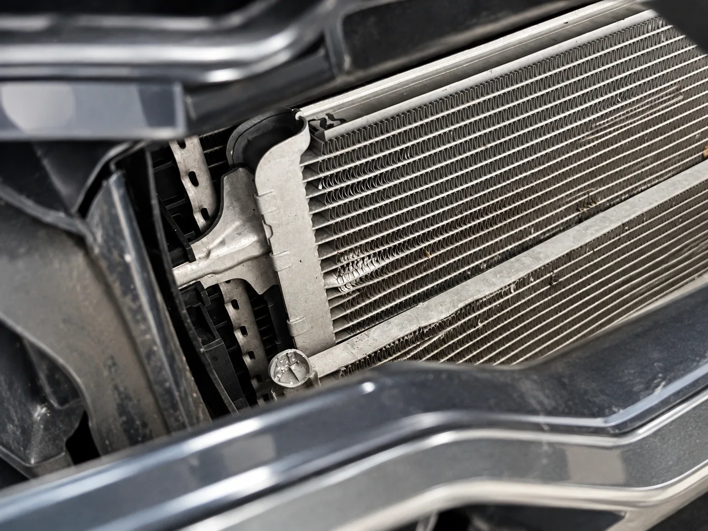 Intercooler e condensador do ar-condicionado danificados pelo impacto no Range Rover Evoque 2020