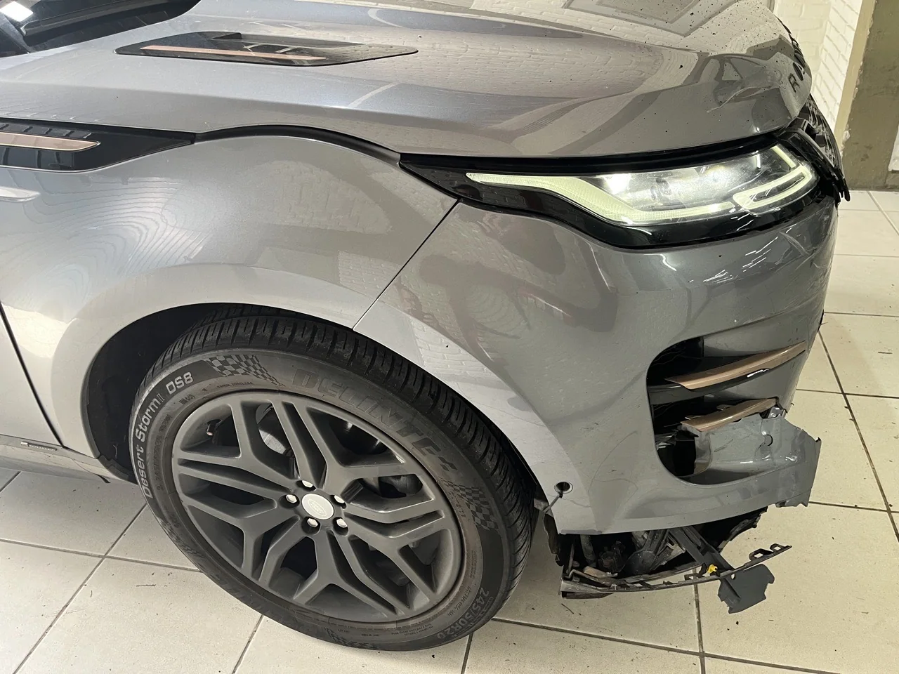 Paralama amassado e para-choque solto no Range Rover Evoque 2020 antes do reparo de funilaria