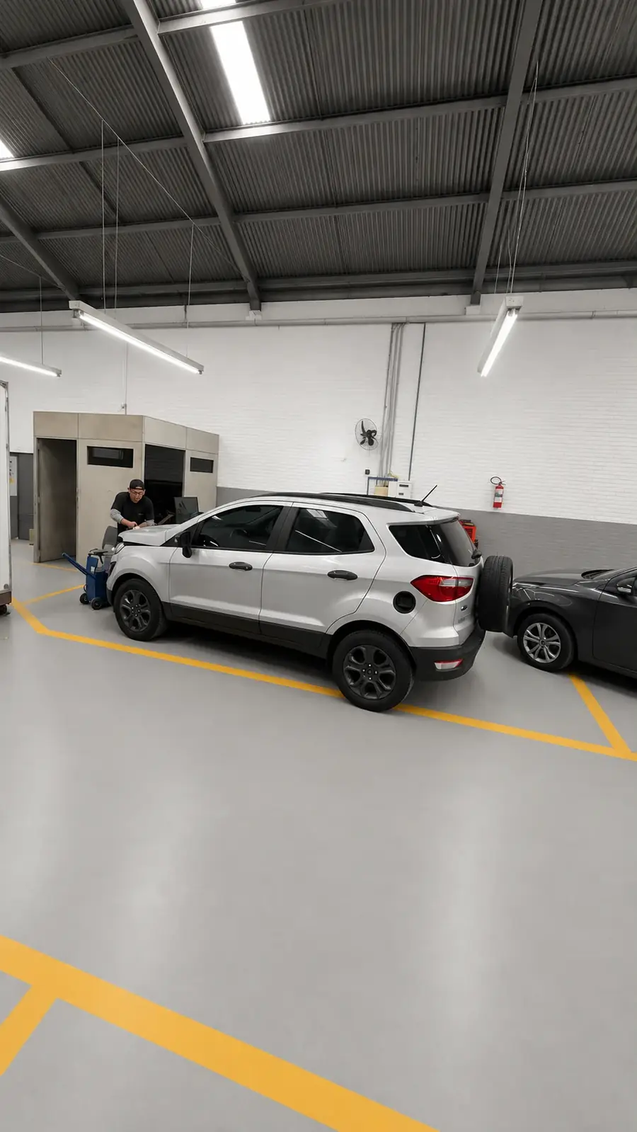 Funilaria em andamento no box da Lisboa Car Service, Porto Alegre