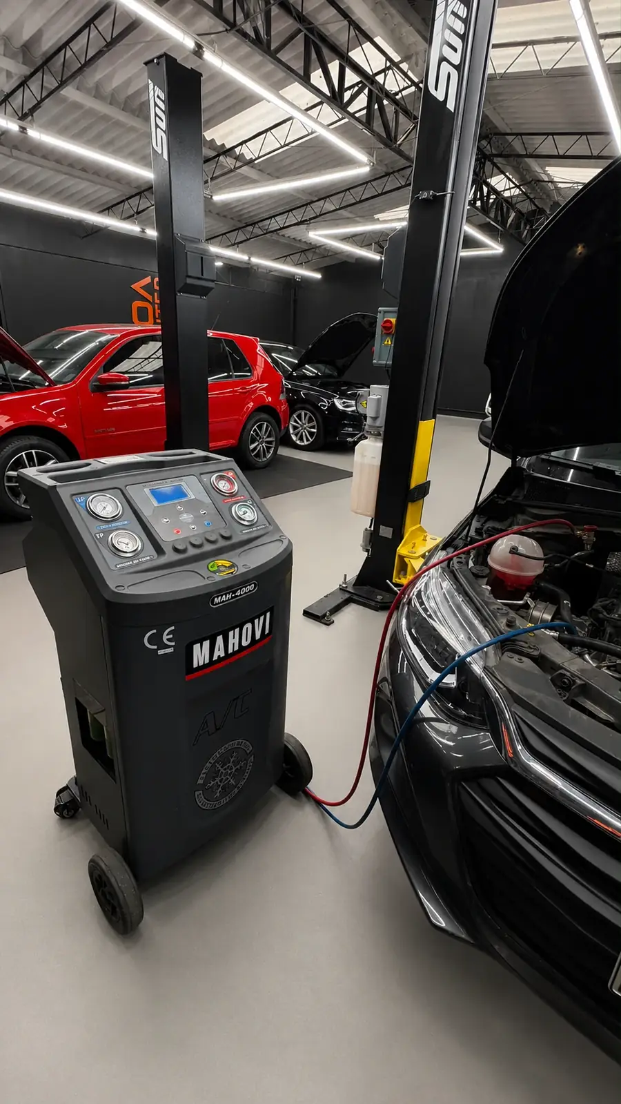 Máquina de ar-condicionado automotivo conectada a um veículo na Lisboa Car Center