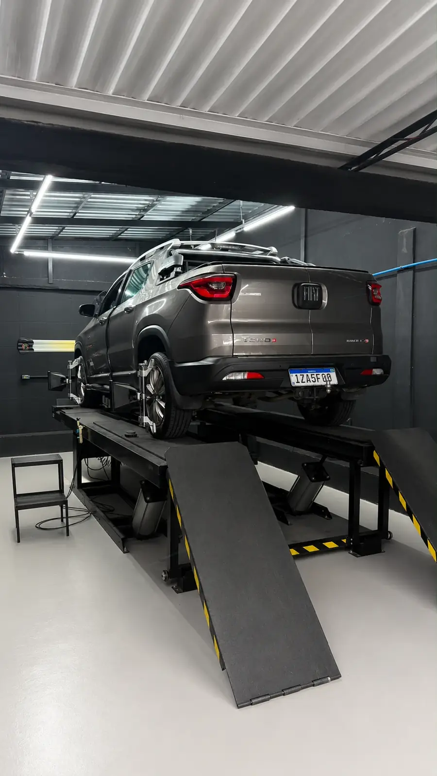 Veículo em serviço na rampa da Lisboa Car Center