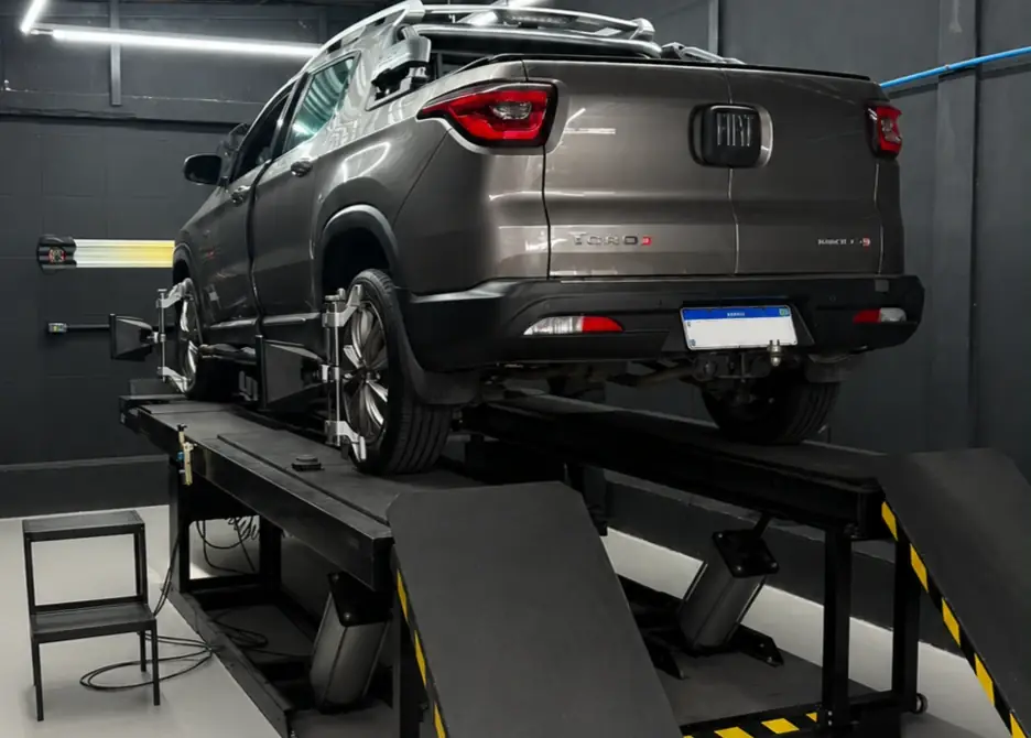 Picape em revisão na rampa da Lisboa Car Center