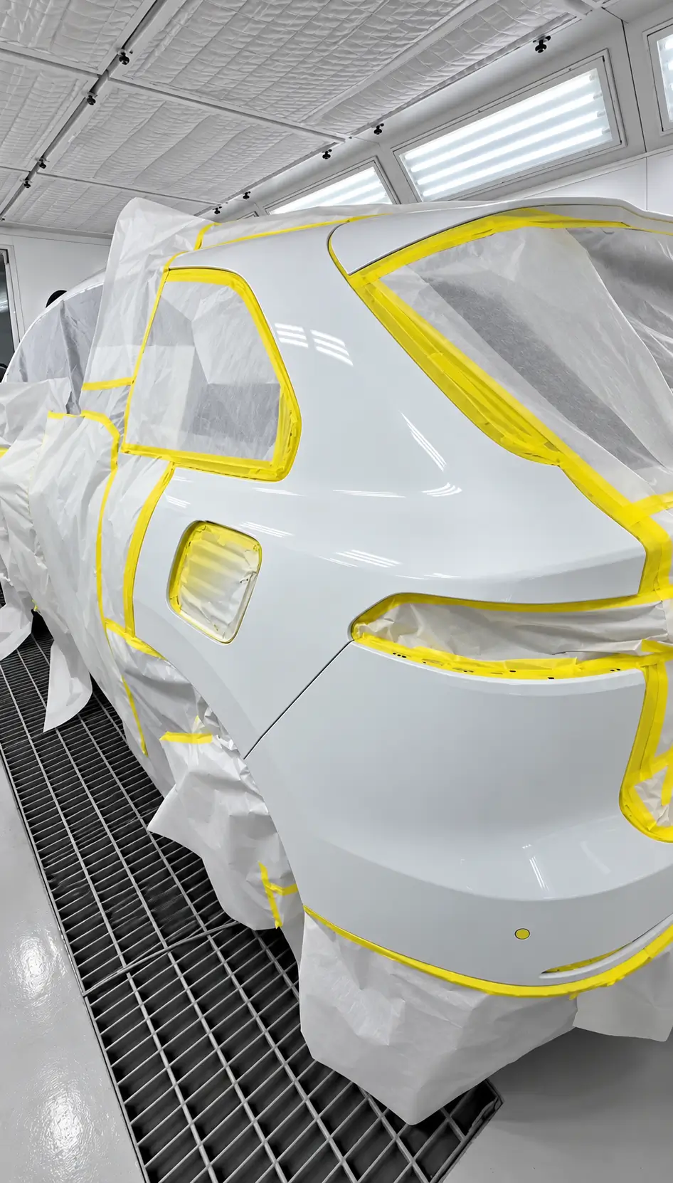 Leapmotor C10 elétrico isolado e mascarado por completo na cabine de pintura pressurizada da Lisboa Car Service, em Porto Alegre